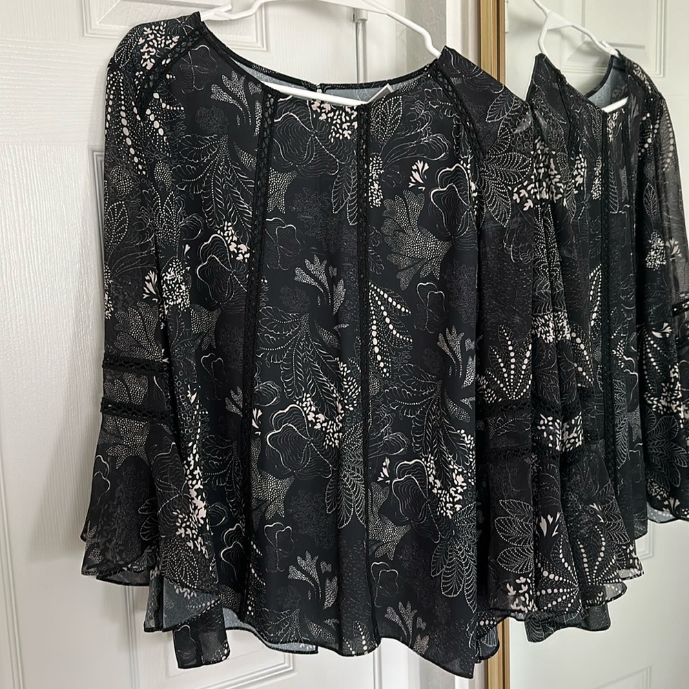 Chelsea28 black flowy floral blouse Sz L